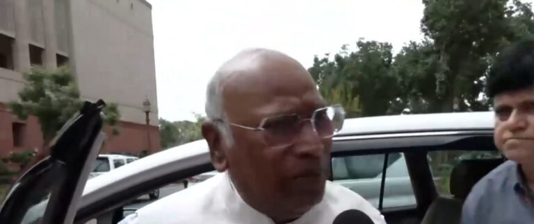 छात्रों को लेकर विपक्षी नेताओं ने सरकार पर निशाना साधा, खड़गे ने अनुराग ठाकुर को घेरा