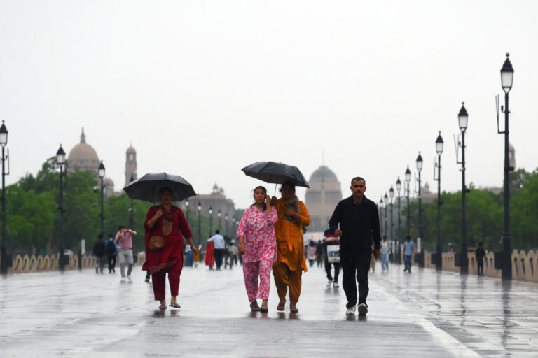 दिल्ली-एनसीआर में गर्मी और उमस से मिलेगी राहत, पूरे सप्ताह जारी रहेगा बादलों की आवाजाही और हल्की बारिश का सिलसिला