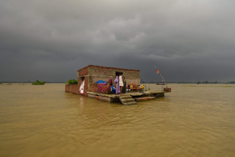 बिहार : पटना के गांधी घाट पर गंगा का पानी उच्चतम बाढ़ स्तर पार, गंगा किनारे के इलाकों में विशेष सतर्कता