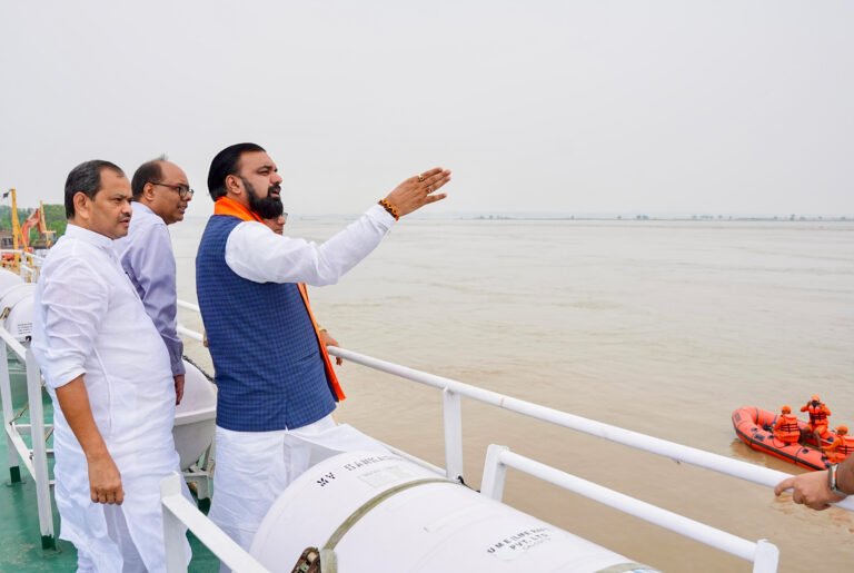 बिहार के मुख्यमंत्री ने बेगूसराय में बाढ़ की स्थिति का जायजा लिया, गंगा के तटबंधों को मजबूत करने के उपाय बताए