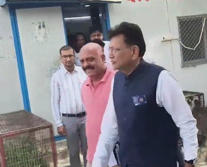 राम मंदिर की व्यवस्थाओं को नई धार देने अयोध्या पहुंचे पहले सीईओ जितेंद्र मिश्र, संभाली कमान
