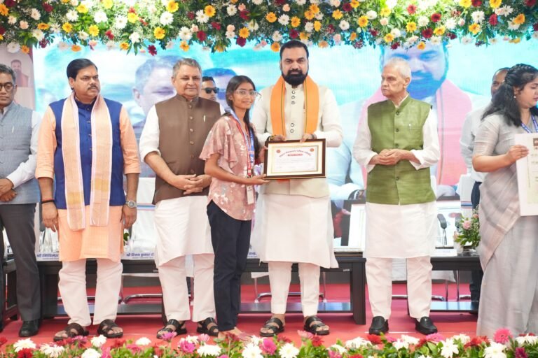 बिहार के मुख्यमंत्री सम्राट चौधरी ने 168 बोर्ड टॉपर्स को सम्मानित किया, अगले साल से समय पर पुरस्कार देने की घोषणा की