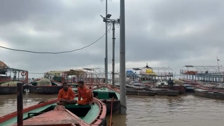 वाराणसी में फिर बढ़ने लगा गंगा का जलस्तर, 12 घंटे में 9 सेंटीमीटर का उछाल