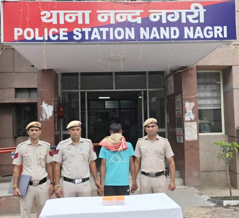 दिल्ली के नंद नगरी में 5 मामलों में वांछित बदमाश गिरफ्तार, पुलिस ने 2 अवैध हथियार और कारतूस किए बरामद