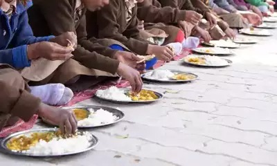 बिहार के सहरसा में मिड-डे मील खाने के बाद करीब एक दर्जन छात्र बीमार