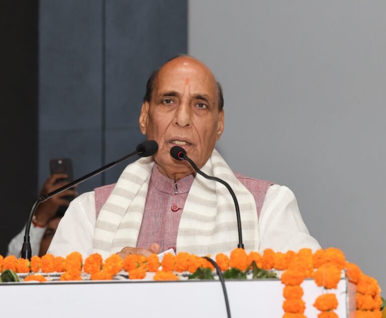 याद रखिए टूटने से बिखरेंगे, जुड़ने से निखरेंगे: रक्षा मंत्री राजनाथ सिंह
