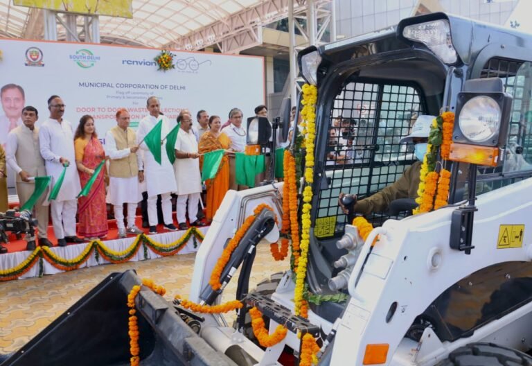 महापौर ने स्वच्छता व्यवस्था को और सुदृढ़ करने के लिए 176 नए स्वच्छता वाहनों को हरी झंडी दिखाकर किया रवाना