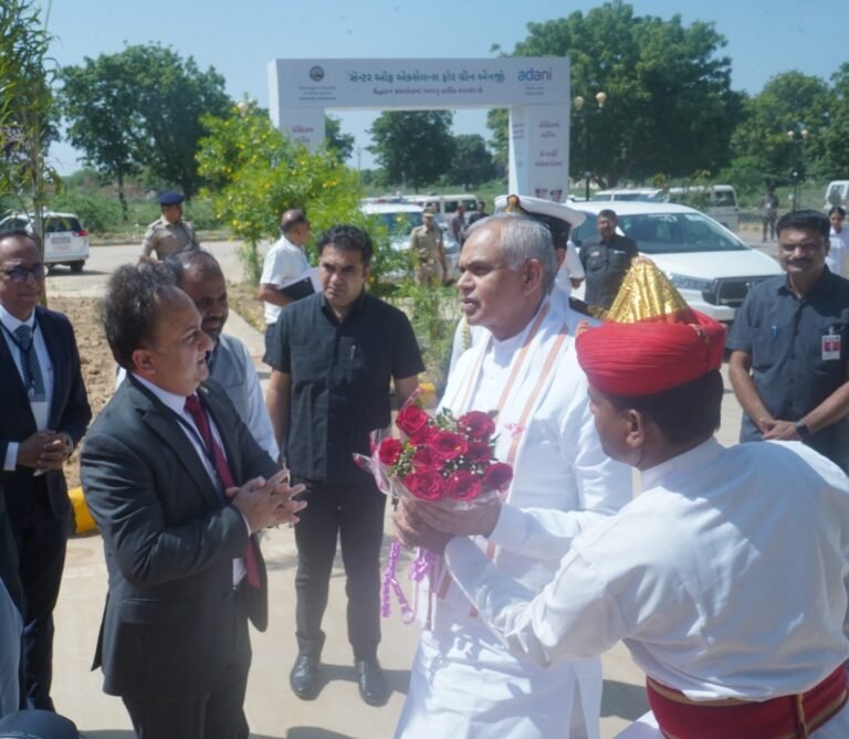 अदाणी ग्रुप और कच्छ यूनिवर्सिटी ने लॉन्च किया ग्रीन एनर्जी सेंटर ऑफ एक्सीलेंस, हर साल 10,000 से अधिक छात्रों को मिलेगा प्रशिक्षण