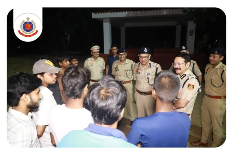 दिल्ली पुलिस कमिश्नर ने डीयू के साउथ कैंपस और सत्य निकेतन इलाके का किया दौरा, छात्राओं की सुरक्षा का लिया जायजा